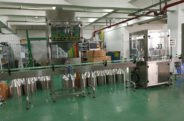 桶裝雞精顆粒灌裝機設(shè)備-自動化雞精灌裝機供應(yīng)廠家車間圖