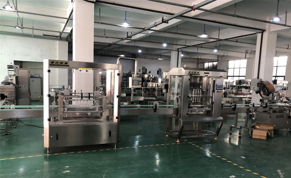 辣椒醬灌裝機(jī)-辣椒醬自動(dòng)化灌裝機(jī)設(shè)備車間圖