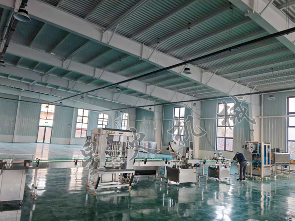 成都辣椒醬灌裝機(jī)4頭機(jī)型生產(chǎn)線(xiàn)客戶(hù)工廠(chǎng)實(shí)拍圖