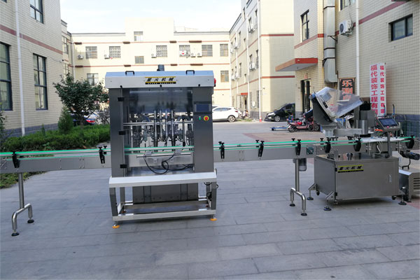 辣椒醬灌裝機(jī)設(shè)備車間圖