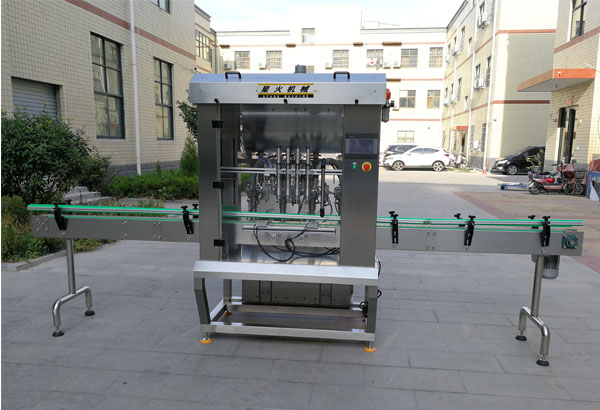 全自動(dòng)甜面醬灌裝機(jī)車(chē)間圖