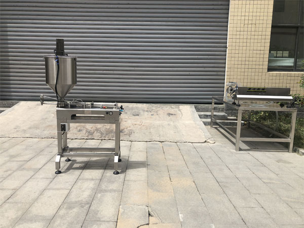 小型食品醬料灌裝機(jī)設(shè)備車間圖